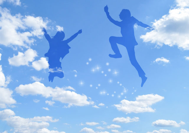 空の背景でジャンプしているシルエットの画像